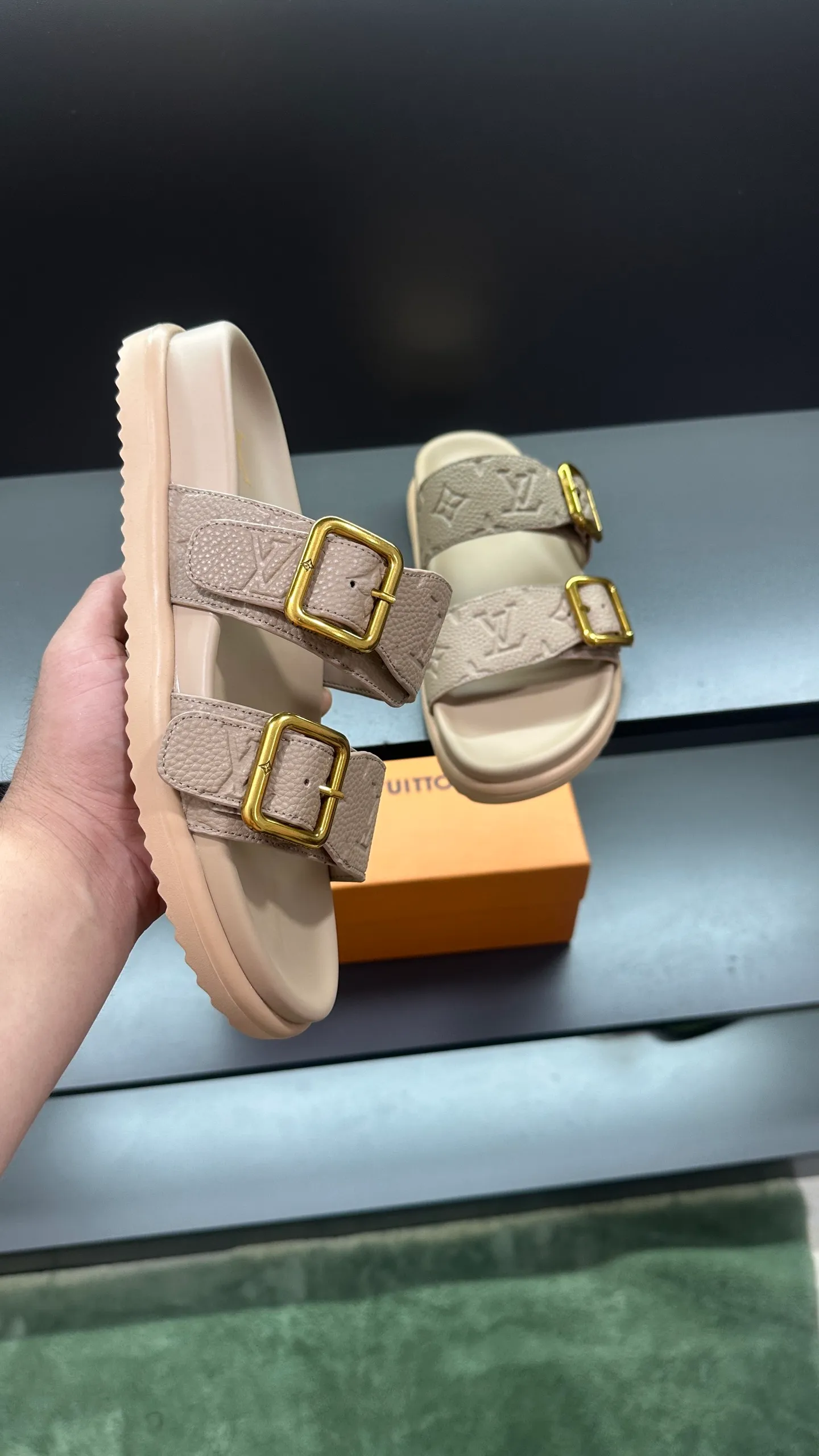 P320 🔍Top purchasing agent LV men's spring and summer slippers counter synchronized. The uppers are made of cowhide fabric imported from Italy, with logo graphics and high-quality craftsmanship. The soles are: original soles specially provided by the original factory. Exclusive molded soles are super comfortable. Original factory follow-up orders. 🔍🔍High quality. You can enter and exit the counter at will. Welcome to compare. Size 38-45
